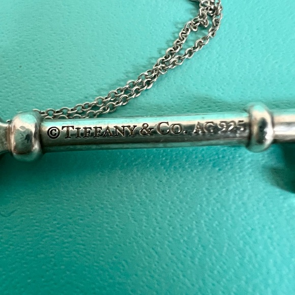 🔴Authentic TIFFANY & CO Large Sterling Silver Key Penden Necklace 🔴 - Picture 4 of 11